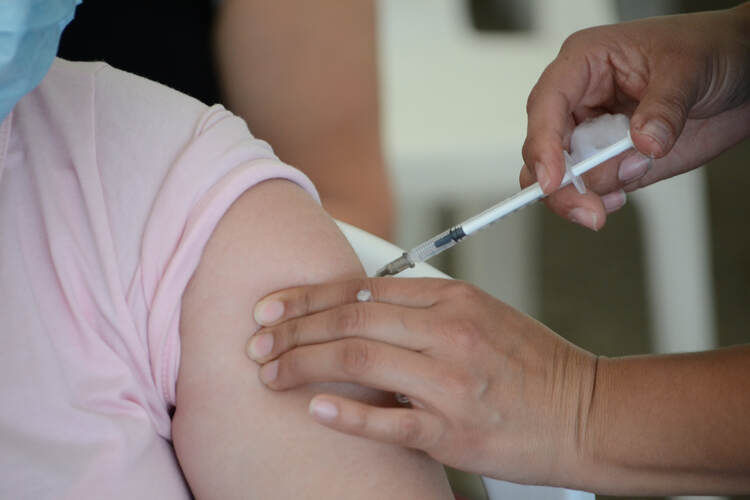 โควิด : ประเทศแรกในสหราชอาณาจักรอนุมัติวัคซีนสองสายพันธุ์