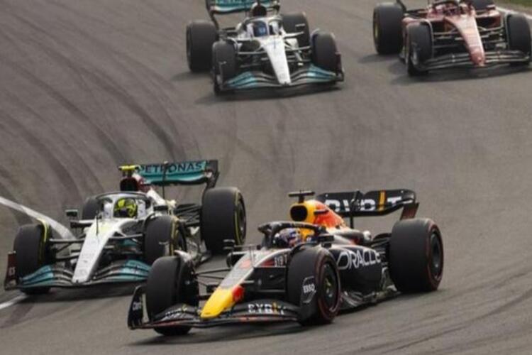 ลูอิส แฮมิลตัน นักแข่ง Mercedes จะเริ่มการแข่งขัน Italian Grand Prix ที่ด้านหลัง เนื่องจากมีการปรับตารางสำหรับการใช้ชิ้นส่วนเครื่องยนต์มากเกินไป